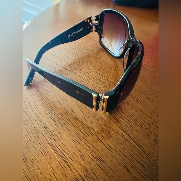 Lilly Pulitzer Brown Tortoise Shell Sunglasses with bamboo detailing - Picture 2 of 5